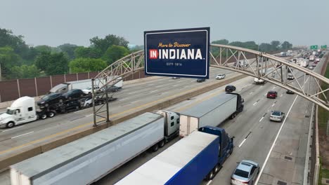 Mehr-Zu-Entdecken-In-Indiana-Straßenschild