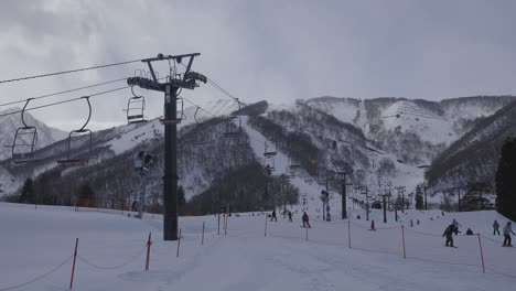 La-Cámara-Captura-Una-Imagen-Impresionante-De-La-Famosa-Estación-De-Esquí-De-Hakuba,-Con-Su-Animado-Sistema-De-Remontes-Y-Una-Atmósfera-Vibrante,-Que-Ofrece-Una-Emocionante-Experiencia-Invernal-Durante-El-Día.