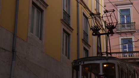 Vintage-Cable-Car-In-The-Old-Town-Of-Lisbon,-Portugal
