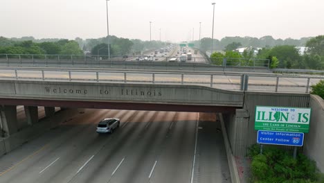 Schild-Und-Text-„Willkommen-In-Illinois“-Auf-Der-Brücke-über-Dem-Interstate-Highway-In-Richtung-Chicago,-Illinois