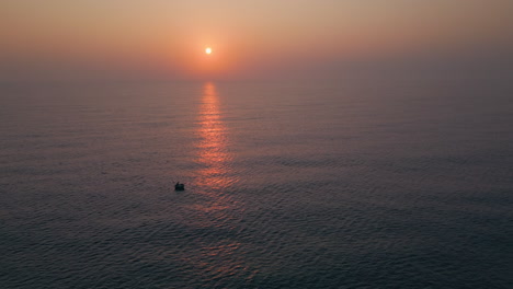 Vietnamesisches-Rundboot,-Das-Bei-Sonnenuntergang-Im-Meer-Schwimmt