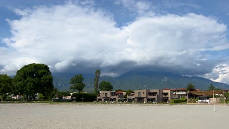 Dion-Palace-Resort-Y-Bungalows-Spa-Con-El-Telón-De-Fondo-Del-Monte-Olimpo,-La-Montaña-Más-Alta-De-Grecia,-Envuelta-En-Grandes-Nubes-Blancas.