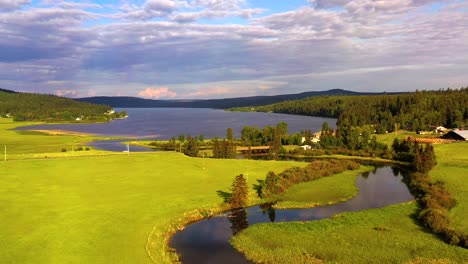 Grüne-Ausblicke:-Die-Landschaftliche-Schönheit-Des-Horse-Lake,-100-Mile-House