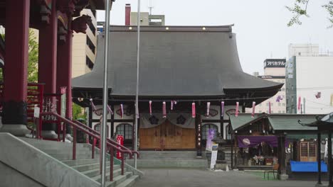 Vista-De-Los-Escalones-Que-Conducen-Al-Templo-Naritasan-Sapporo-Betsuin-Shinei-ji.