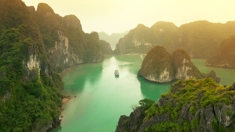 Eine-Yacht-In-Der-Halong-Bucht-In-Vietnam
