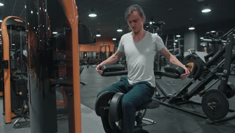 Insgesamt-Muskulöser-Männlicher-Körper-Auf-Bauchmuskeln,-Rotations-Twist-Maschine,-Training-Im-Indoor-Fitnessstudio