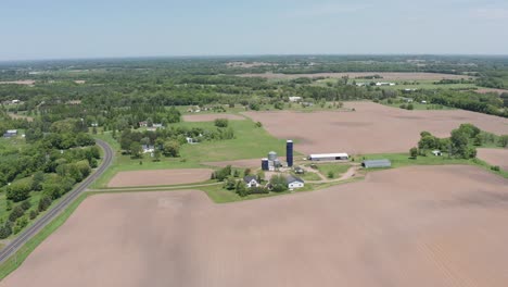 Aerial-wide-panning-shot-of-a-modern-Midwestern-farm-in-Minnesota