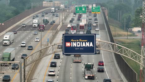 Totale-Aufnahme-Des-Indiana-Willkommensschilds-über-Dem-Starken-Verkehr-Auf-Der-Autobahn