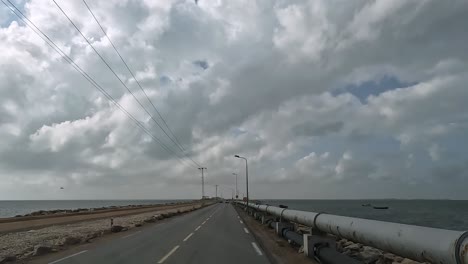 Famoso-Puente-Romano-Que-Conecta-La-Isla-De-Djerba-Con-El-Continente-En-Túnez-En-Un-Día-Nublado