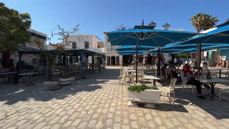 Colorido-Mercado-Tradicional-De-Houmt-Souk-De-La-Isla-De-Djerba-En-Túnez,-Panorámica