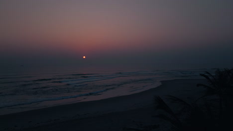 Ein-Dunkler-Strand-Bei-Sonnenuntergang-In-Vietnam