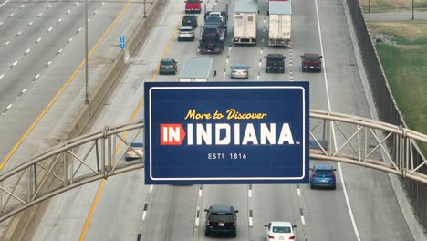 Willkommen-In-Indiana-Verkehrsschild-über-Dem-Interstate-Highway