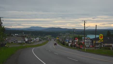 Zeitraffer:-Verkehrsfluss-Auf-Dem-Highway-97-Durch-100-Mile-House