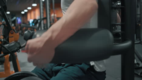 Nahaufnahme-Des-Muskulösen-Männlichen-Körpers-Auf-Der-Bauch-Rotations-Twist-Maschine,-Die-Im-Indoor-Fitnessstudio-Trainiert
