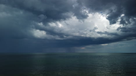 Große-Malerische-Aufnahme-Eines-Stürmischen-Himmels,-Der-über-Einer-Ruhigen-Seeoberfläche-Hängt
