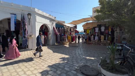 Colorido-Mercado-Tradicional-De-Houmt-Souk-De-La-Isla-De-Djerba-En-Túnez-Con-Turistas