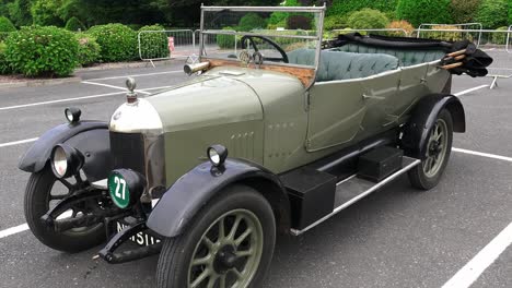 Hermoso-Y-Pequeño-Coche-Antiguo-En-Un-Mitin-En-Kildare,-Irlanda,-Un-Veterano-Todavía-En-La-Carretera