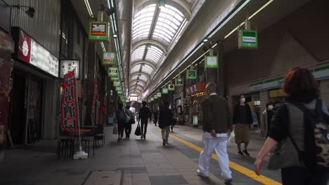 Vista-Interior-De-La-Galería-Comercial-Tanukikoji-Con-Gente-Caminando-En-Sapporo,-Japón