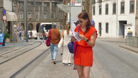 Hermosa-Mujer-Revisando-La-Guía-De-Viajes-En-Porto,-Portugal