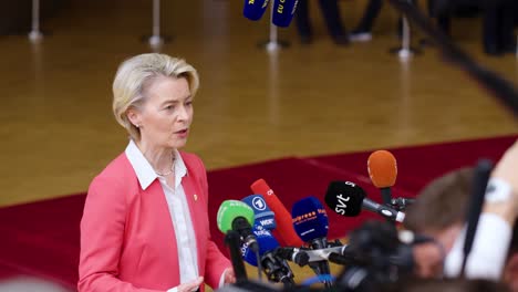 Präsidentin-Der-Europäischen-Kommission,-Ursula-Von-Der-Leyen,-Im-Gespräch-Mit-Der-Presse-Während-Des-Gipfeltreffens-Des-Europäischen-Rates-In-Brüssel,-Belgien-–-Zeitlupenaufnahme