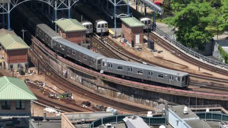 Vagón-De-Tren-De-Pasajeros-Del-Metro-De-La-Ciudad-De-Nueva-York-Saliendo-De-La-Estación-De-Tren-Con-Paneles-Solares-En-El-Techo