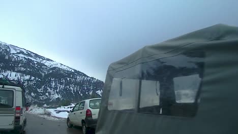 Bergstraße,-Die-Am-22.-März-2023-Tagsüber-Auf-Der-Autobahn-Manali-Leh-Ladakh-In-Himachal-Pradesh,-Indien,-Mit-Schnee-Von-Einem-Fahrenden-Auto-Bedeckt-Ist