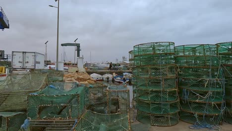Puerto-De-Djerba-Con-Barcos-De-Pesca,-Redes-Y-Pescadores.
