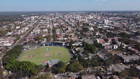 Drohnenvideo-Eines-Cricketspiels-Zwischen-Simbabwe-Und-Sri-Lanka-Im-Queens-Sports-Club-In-Bulawayo,-Simbabwe