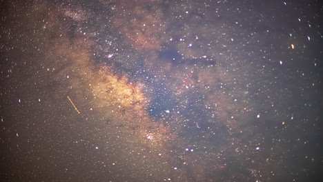 Die-Milchstraße-Bewegt-Sich,-Während-Sterne-über-Das-Bild-Streifen