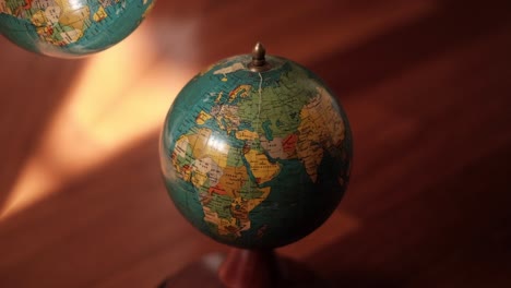 Vintage-World-Unveiled:-Spinning-Mapa-Mundi,-Political-Charm-in-Stock-Video