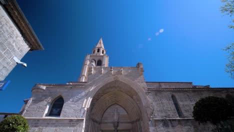 Toma-De-Inclinación-Lenta-Que-Muestra-Una-Impresionante-Iglesia-En-Montpellier-Bajo-Un-Cielo-Azul-Claro