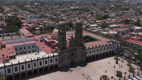 Basilica-of-Our-Lady-of-Zapopan,-Guadalajara,-Mexico,-pushing-in-drone-shot