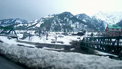 Carretera-De-Montaña-Cubierta-De-Nieve-Por-El-Coche-En-Marcha-Durante-El-Día-En-La-Autopista-Manali-Leh-Ladakh-En-Himachal-Pradesh-India-El-22-De-Marzo-De-2023