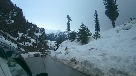 Carretera-De-Montaña-Cubierta-De-Nieve-Por-El-Coche-En-Marcha-Durante-El-Día-En-La-Autopista-Manali-Leh-Ladakh-En-Himachal-Pradesh-India-El-22-De-Marzo-De-2023