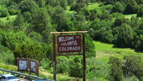 Menschen,-Die-Ein-Familienfoto-Am-Schild-„Welcome-To-Colorful-Colorado“-Machen