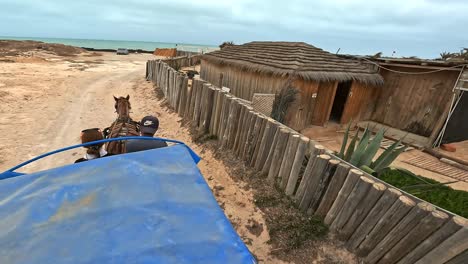Ungewöhnliche-Zeitlupenansicht-Einer-Pferdekutsche-Mit-Mann-Und-Frau-Entlang-Des-Tunesischen-Küstendorfes-In-Tunesien