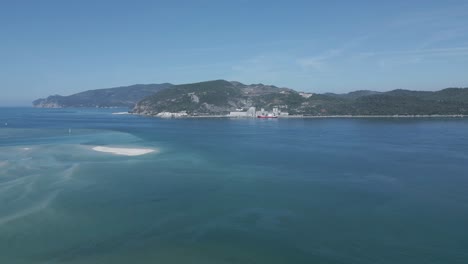 Malerische-Luftaufnahme-Des-Küstenteils-Des-Naturparks-Arrábida,-Portugal