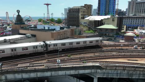 Vagones-Del-Metro-De-Pasajeros-De-La-Ciudad-De-Nueva-York-Entrando-A-La-Estación-En-Coney-Island