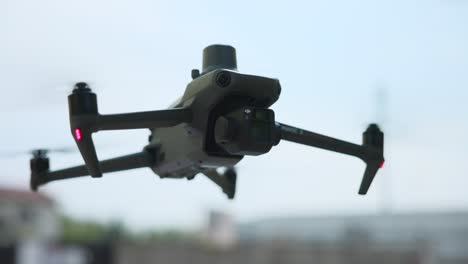 DJI-Mavic-3e-Enterprise-Drohne-Für-Photogrammetrie,-Fliegend-In-Stabiler-Position