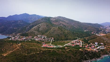 Vista-Panorámica-De-Los-Paisajes-Montañosos-En-La-Cuenca-Del-Mar-Egeo-De-Turquía,-Pueblo-De-Kargı