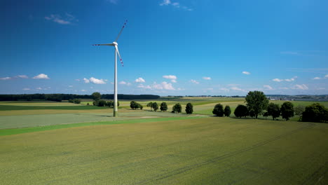 Windmühle-Oder-Windkraftanlage-Auf-Einem-Feld-Aus-Gereifter-Gerste-Und-Blauem-Himmelshintergrund