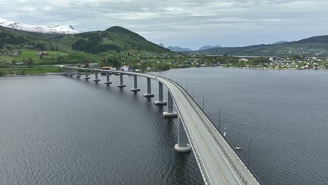 Antena-Sobre-El-Puente-Tresfjord-Cerca-De-Molde-En-El-Oeste-De-Noruega