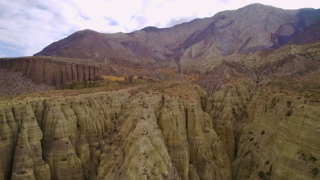 Parallaxendrohne-Von-Extrem-Riskanten-Und-Abenteuerlichen-Reisezielen,-Felsigen-Hügeln-Und-Farbenfrohen-Gebirgszügen-In-Mustang-Nepal,-Die-Die-Einzigartige-Existenz-Der-Natur-Zeigen