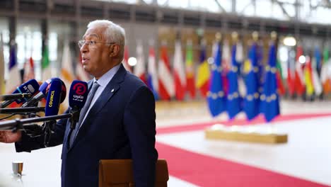 Toma-Cinematográfica-En-Cámara-Lenta-Del-Primer-Ministro-Portugués,-Antonio-Costa,-En-La-Cumbre-Del-Consejo-De-La-UE-En-Bruselas,-Bélgica.