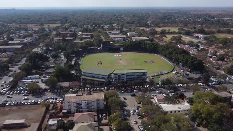 Drohnenvideo-Eines-Cricketspiels-Zwischen-Simbabwe-Und-Sri-Lanka-Im-Queens-Sports-Club-In-Bulawayo,-Simbabwe