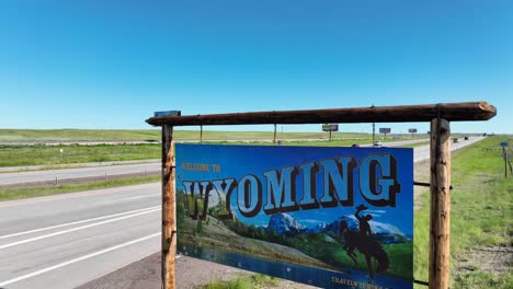 Schild-„Willkommen-Im-Wyoming-State“-Am-Interstate-Highway