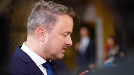 Der-Luxemburgische-Premierminister-Xavier-Bettel-Spricht-Mit-Der-Presse-Auf-Dem-EU-Ratsgipfel-In-Brüssel,-Belgien-–-Zeitlupenaufnahme