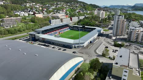 Fußballstadion-Des-Fußballvereins-Aalesund-–-Sommerantenne-Mit-Spielern,-Die-Auf-Dem-Spielfeld-Trainieren-Und-Sich-Aufwärmen
