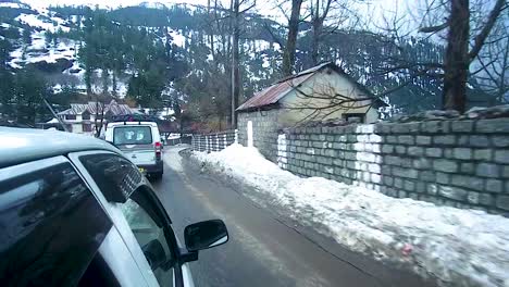 Vista-De-La-Carretera-De-Montaña-Cubierta-De-Nieve-De-Un-Automóvil-En-Marcha-Durante-El-Día-En-La-Autopista-Manali-Leh-Ladakh-En-Himachal-Pradesh-India-El-22-De-Marzo-De-2023