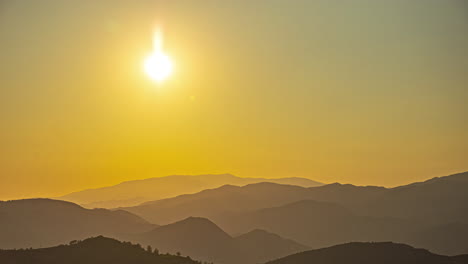 Ein-Beeindruckendes-Zeitraffervideo-Fängt-Die-Atemberaubende-Bergkette-Des-Aussichtspunkts-Sinoa-Ein,-Mit-Dem-Majestätischen-Sonnenuntergang-Als-Atemberaubende-Kulisse